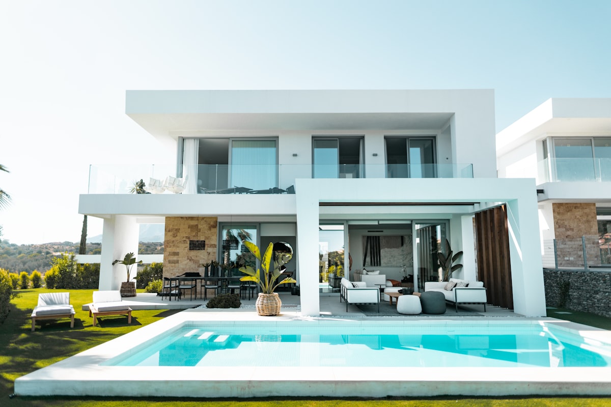 photo-1613977257363-707ba9348227 Chalet Independiente con Gran Jardin y Zona Infantil